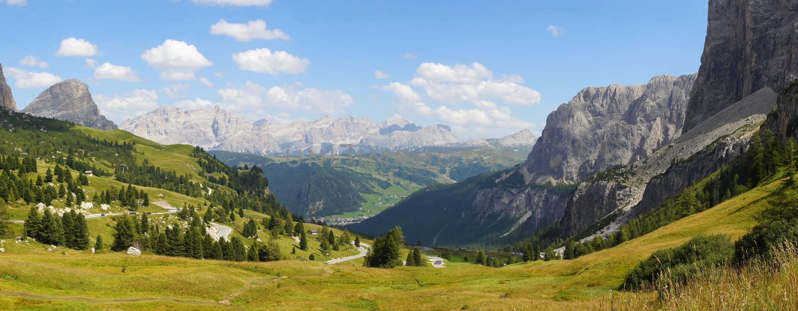 Panoramablick vom Grödnerjoch ins Gadertal