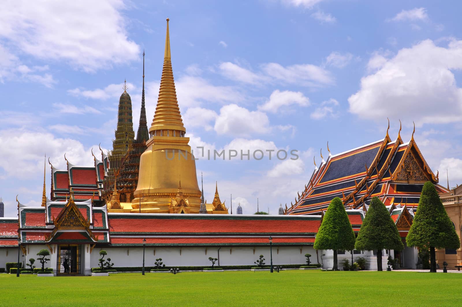 Phra kaew temple by NuwatPhoto