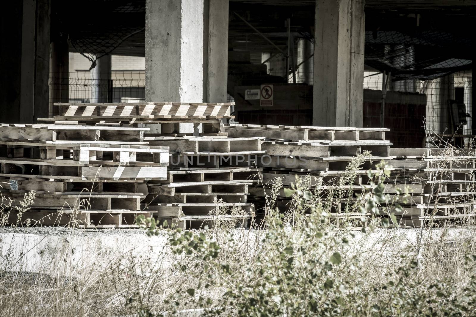 Platform, wooden pallet, building construction, concrete beams