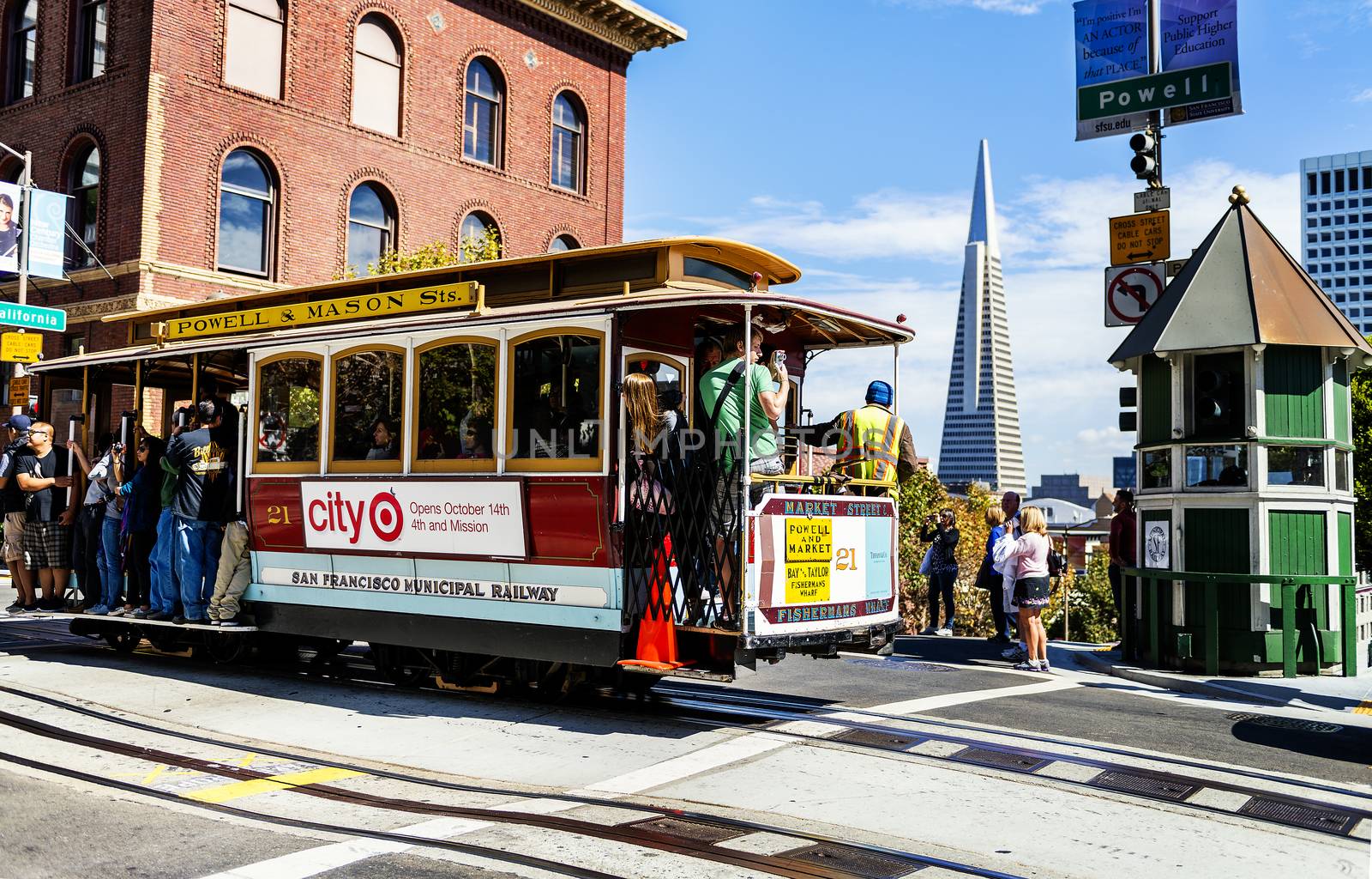 Cable car and Transamerica building in San Francisco by ventdusud