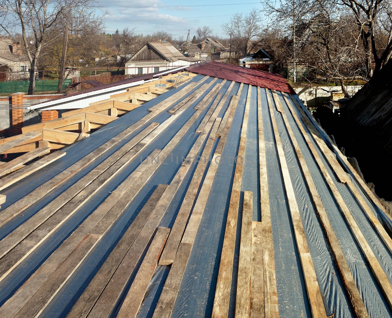 General view during the construction of the roof sheathing in the countryside