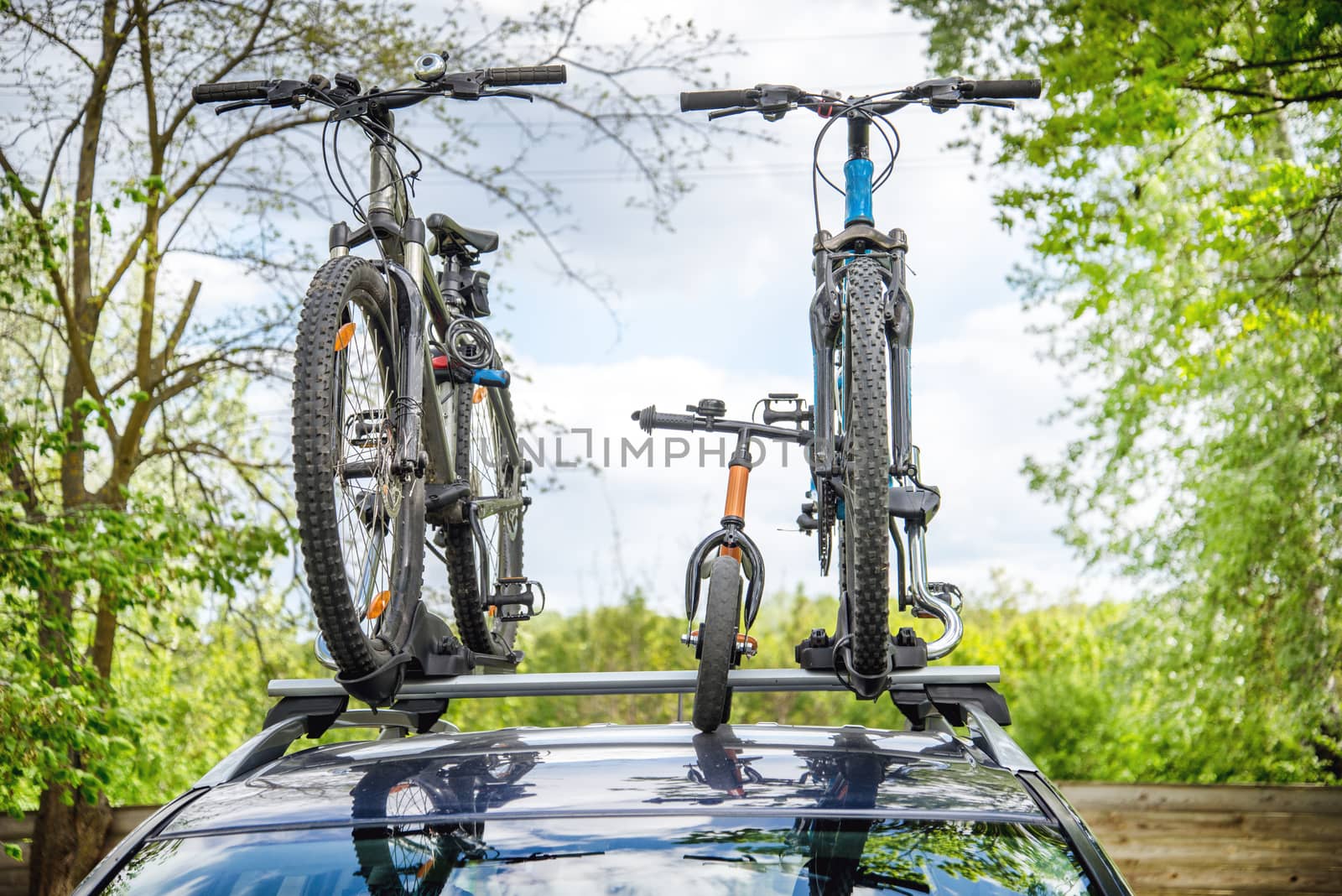 Car with two bicycles and one runbike