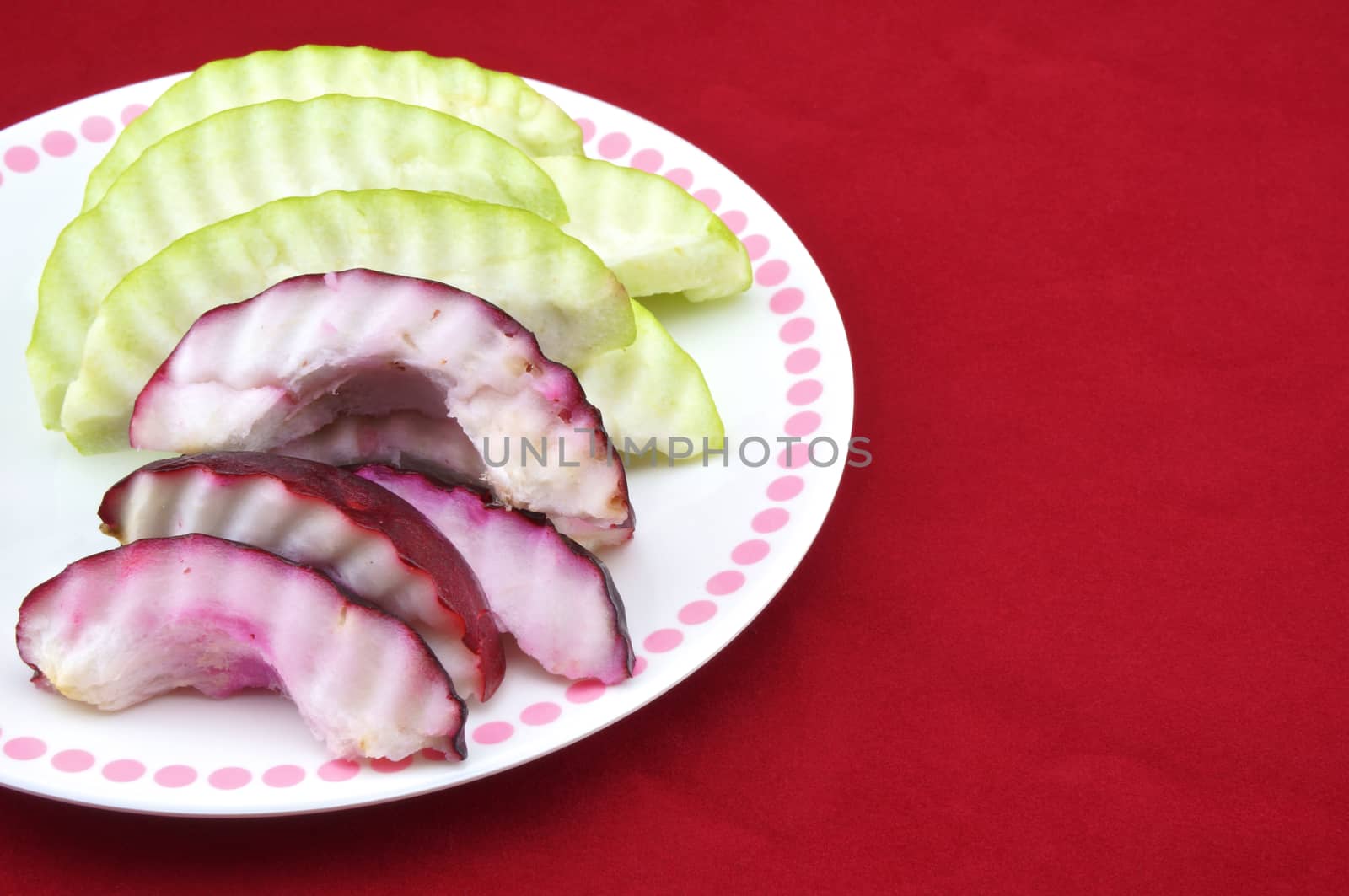 Malay apple and guava slices in plate by eaglesky