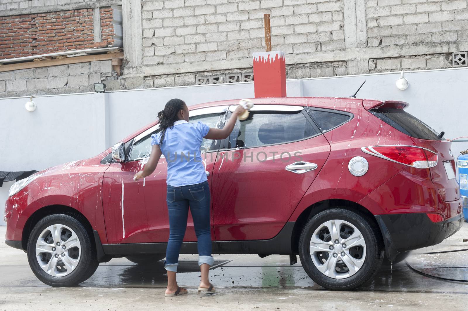 People who wash by hand a automolbile