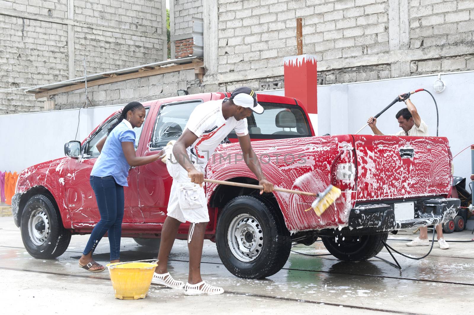 People who wash by hand a automolbile