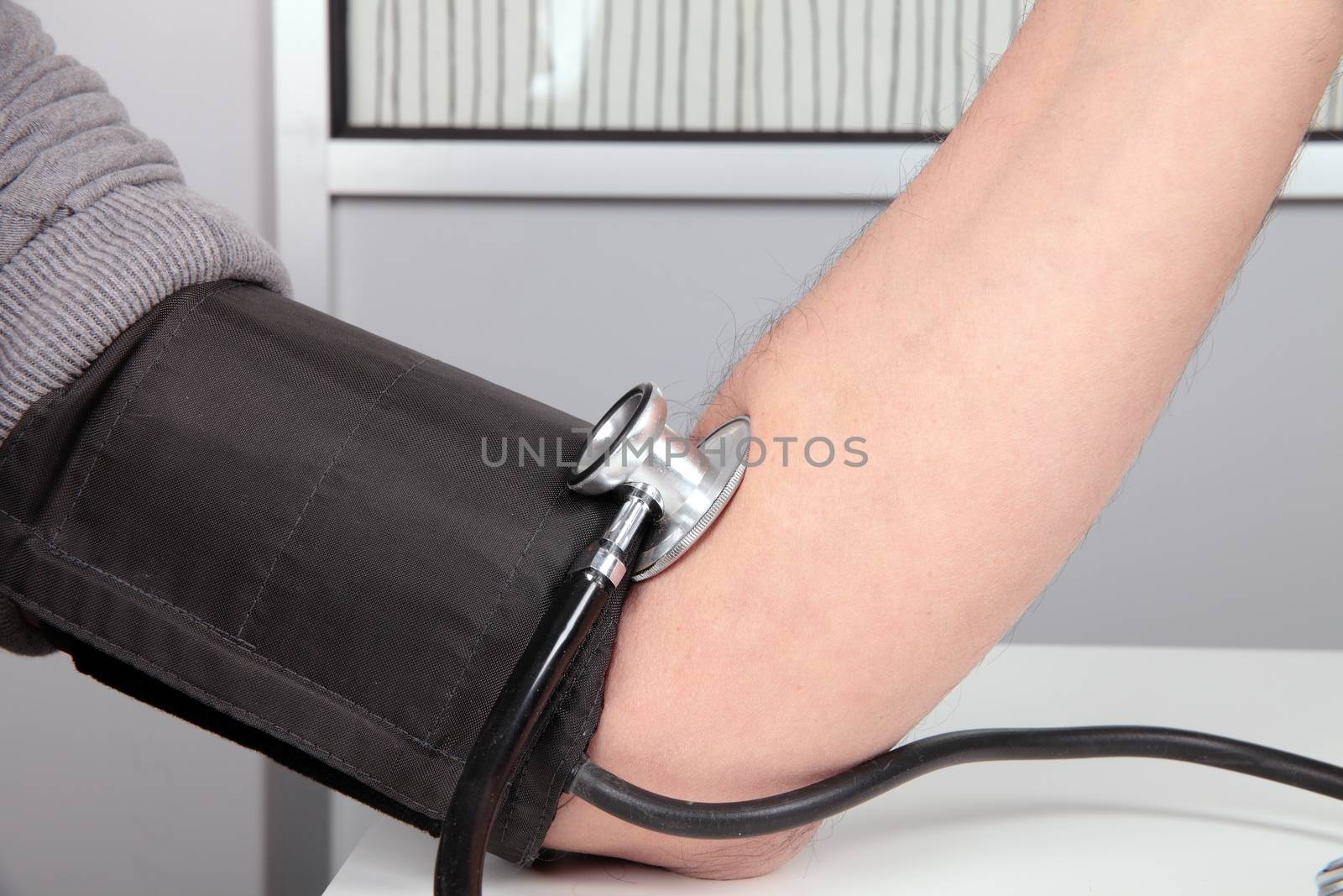 measures the blood pressure of a man