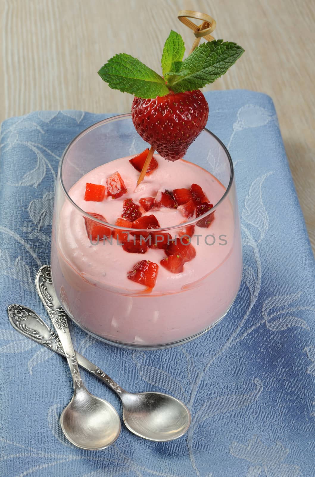 Light and delicate yogurt with slices of fresh strawberries