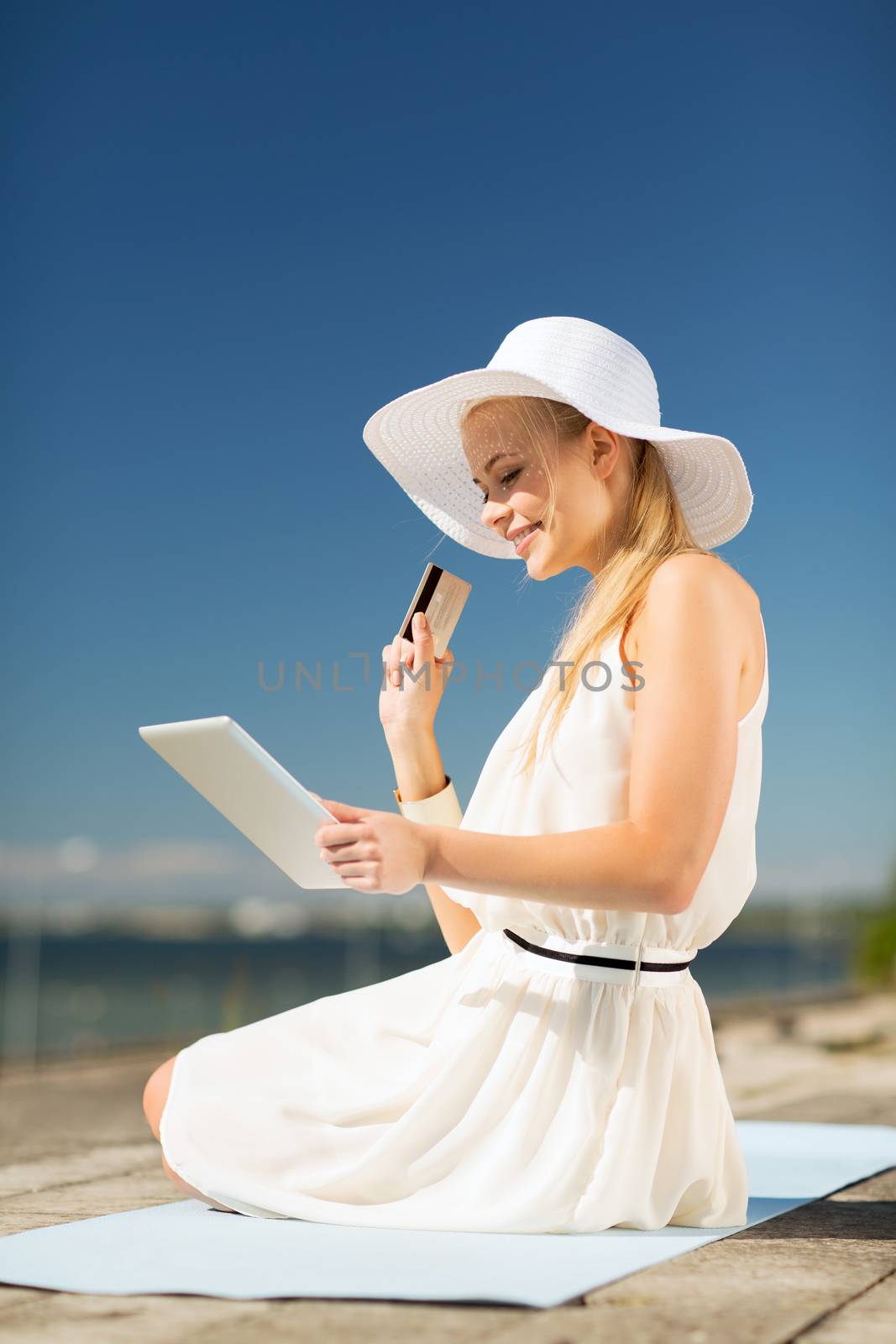 internet and lifestyle concept - beautiful woman in hat doing online shopping outdoors