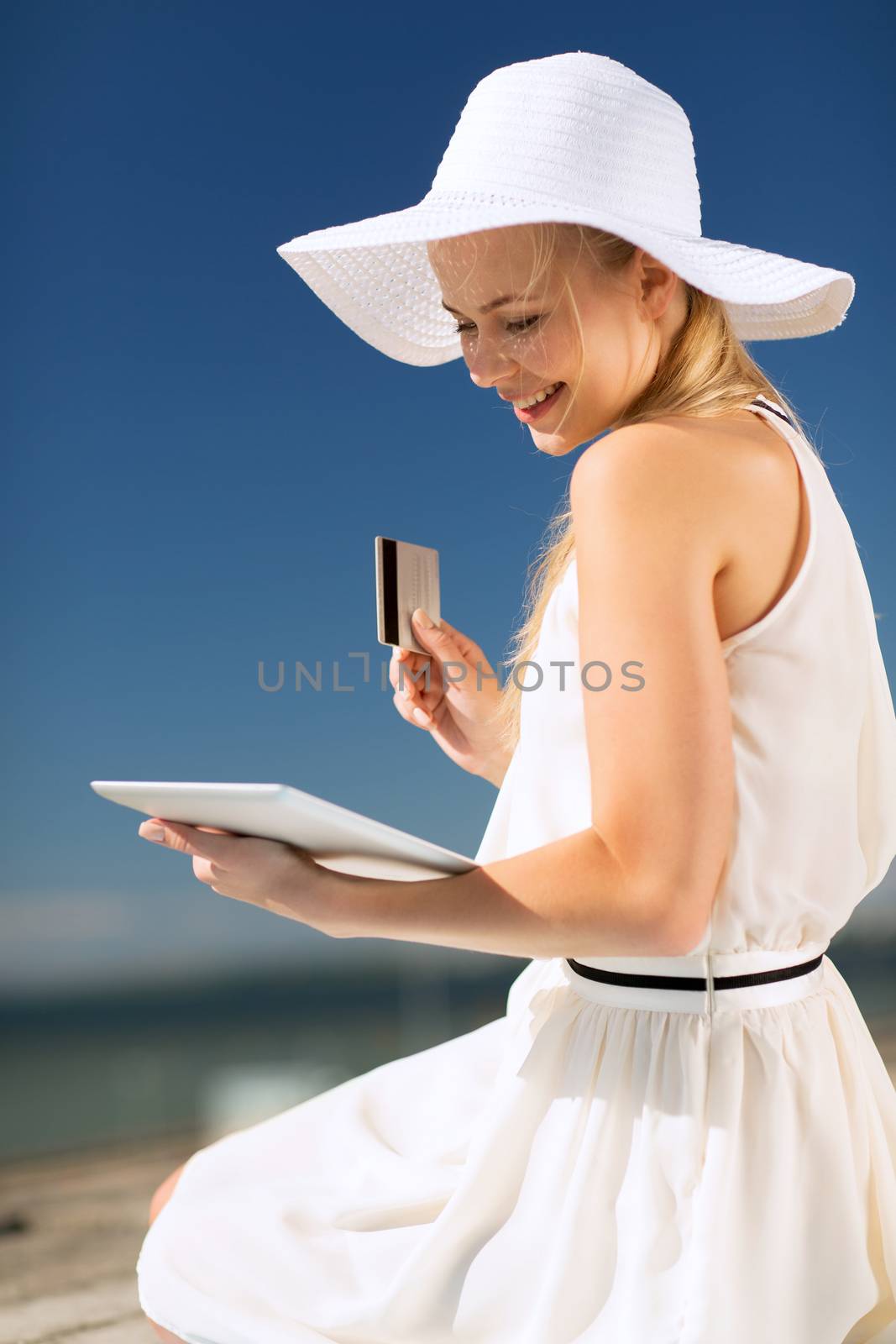 internet and lifestyle concept - beautiful woman in hat doing online shopping outdoors