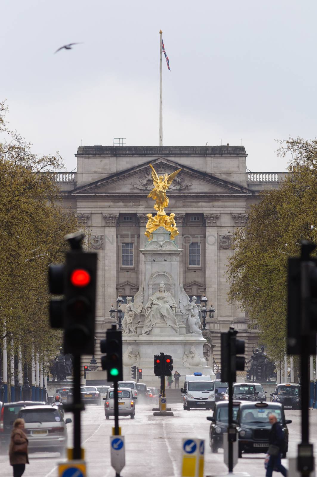 The Mall in London, UK by dutourdumonde