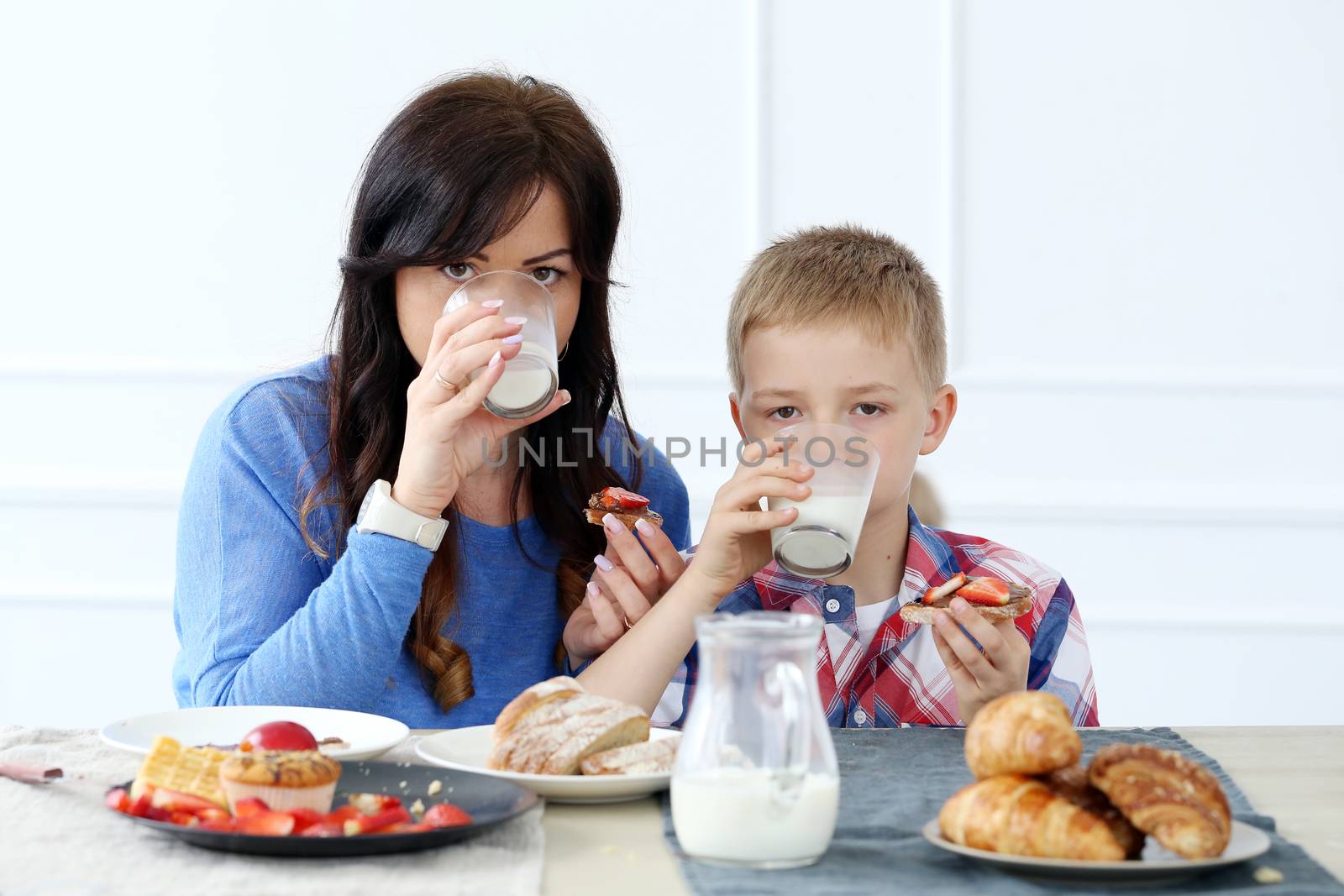 Family during breakfast by rufatjumali