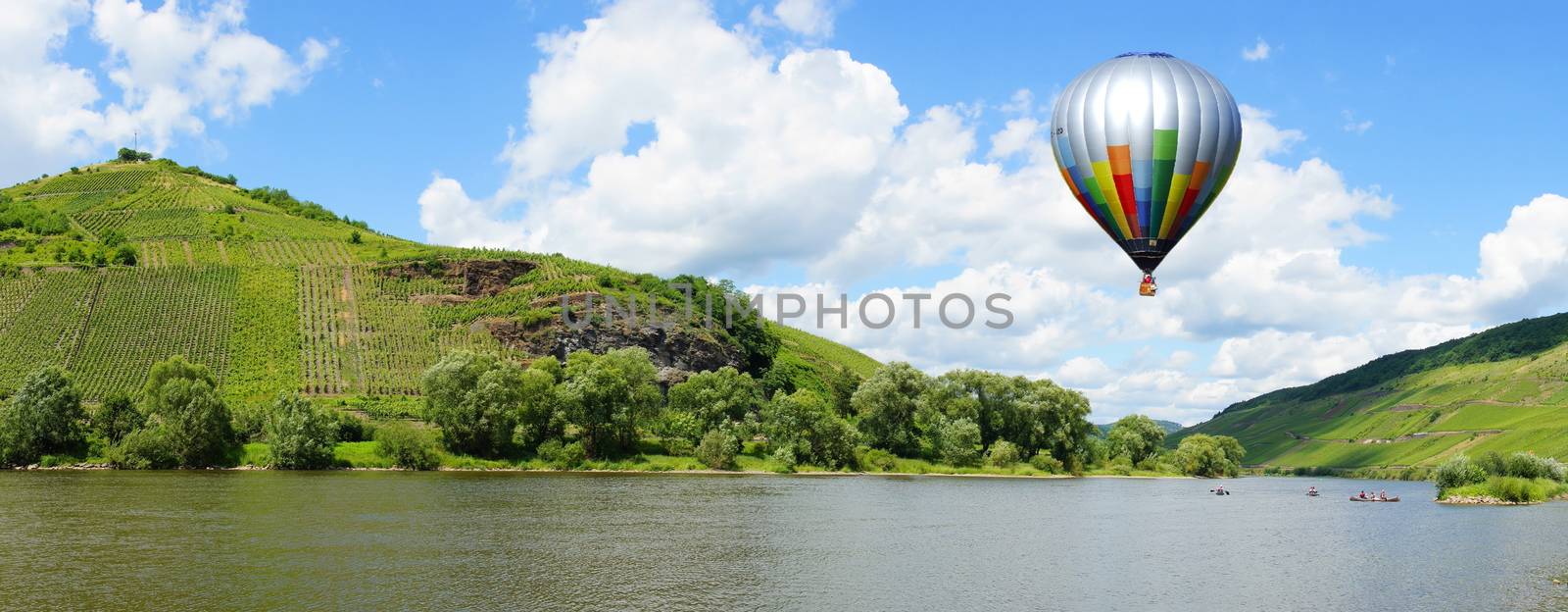 Ballon über dem Moseltal bei Burg Fotomontage