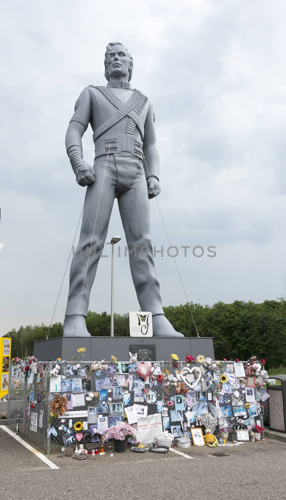 michael jackson statue by compuinfoto