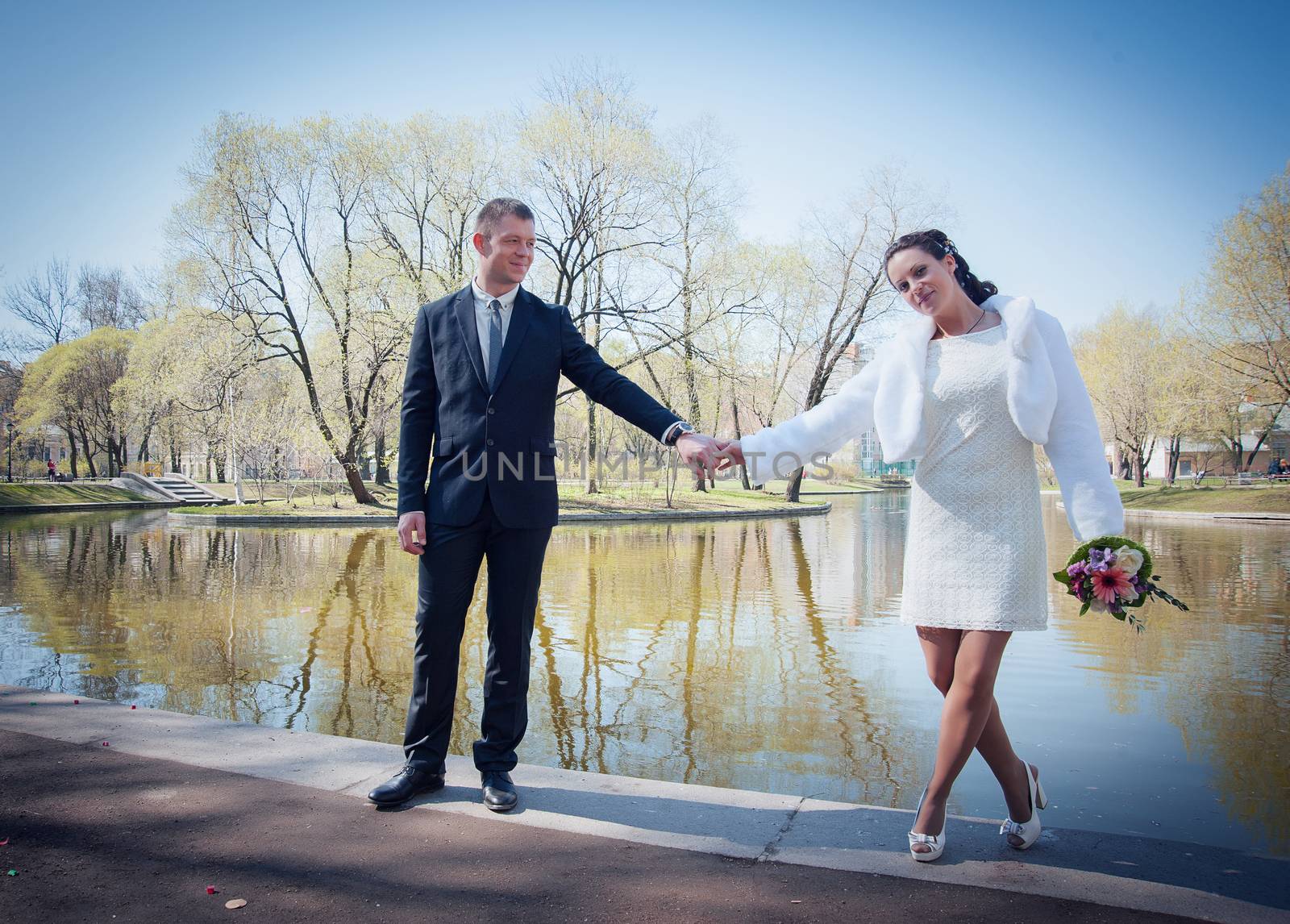 wedding portraits outdoors in the Park in summer