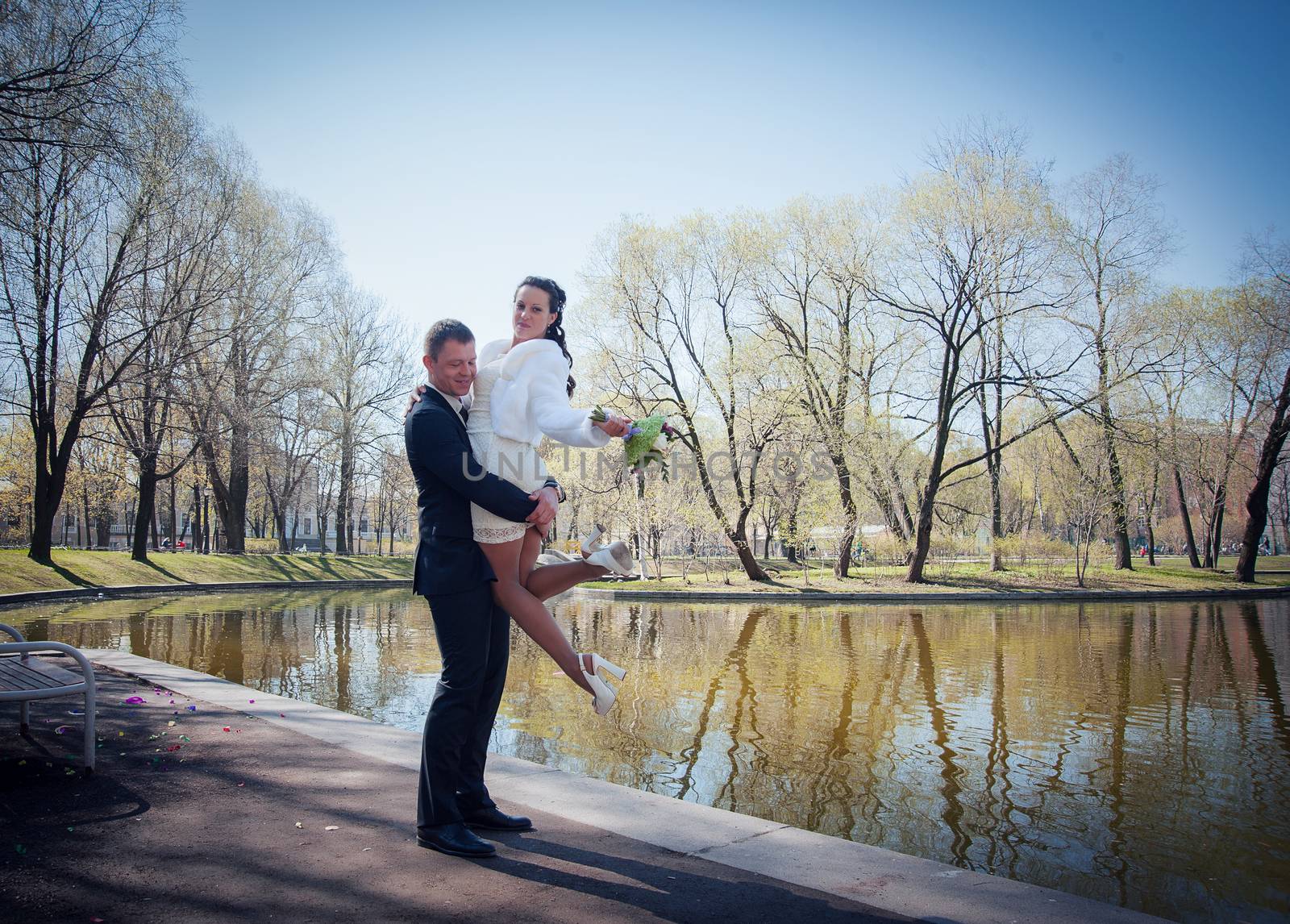 wedding portraits outdoors in the Park in summer