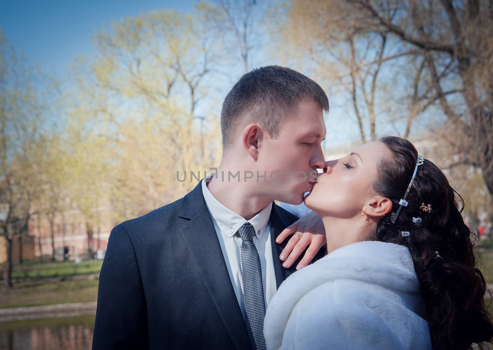 wedding portraits outdoors in the Park in summer