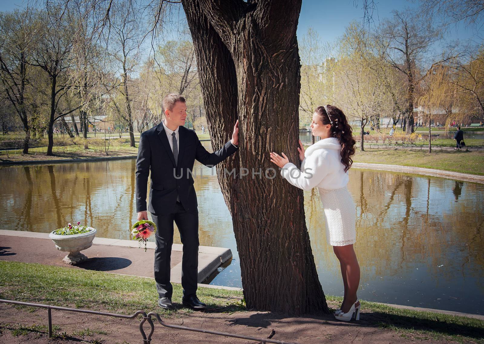 wedding portraits outdoors in the Park in summer