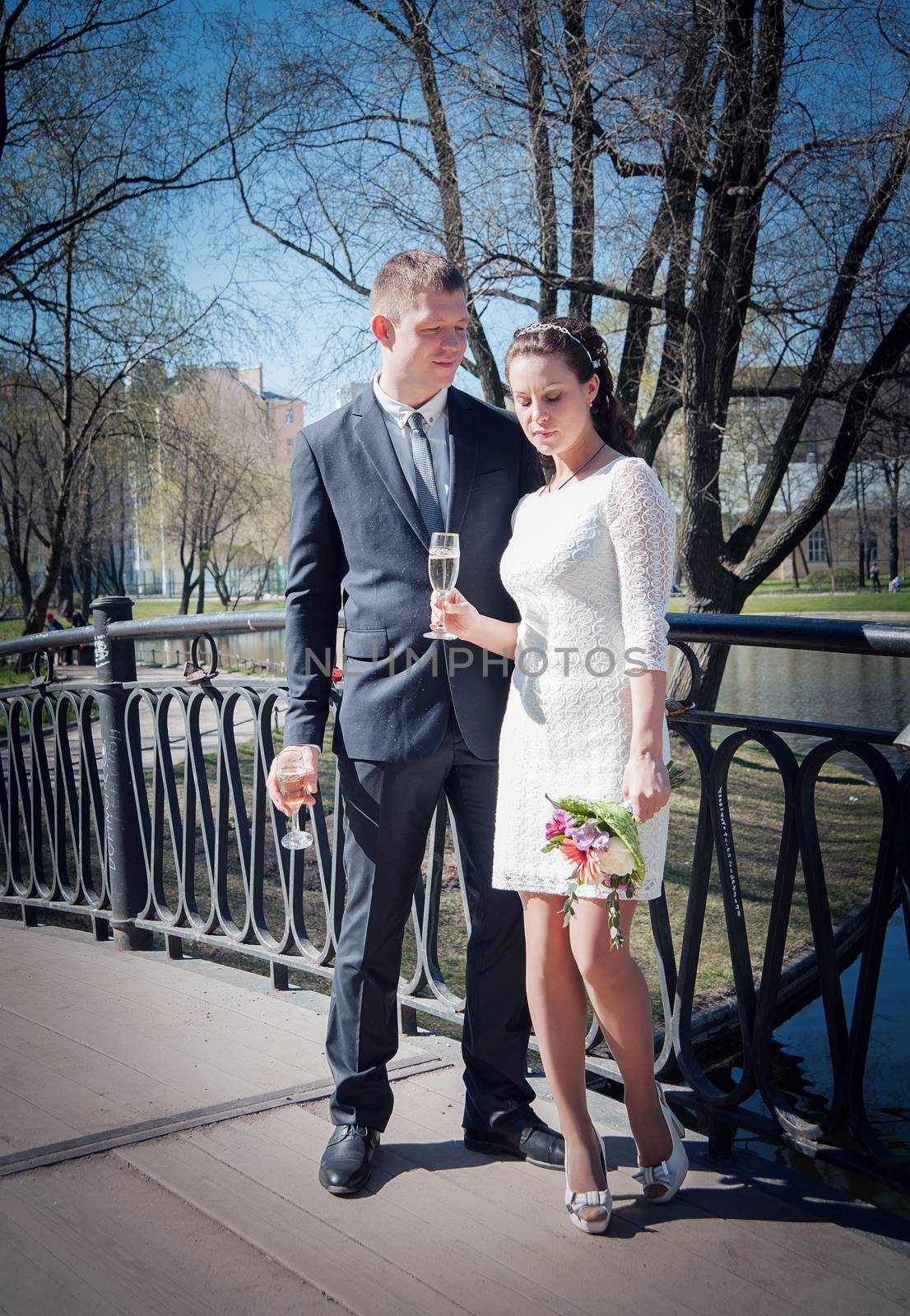 wedding portraits outdoors in the Park in summer