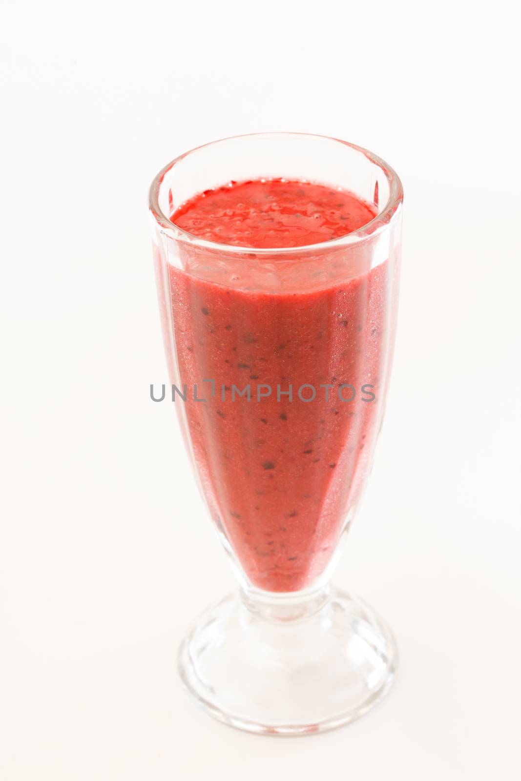 berry smoothie by shebeko