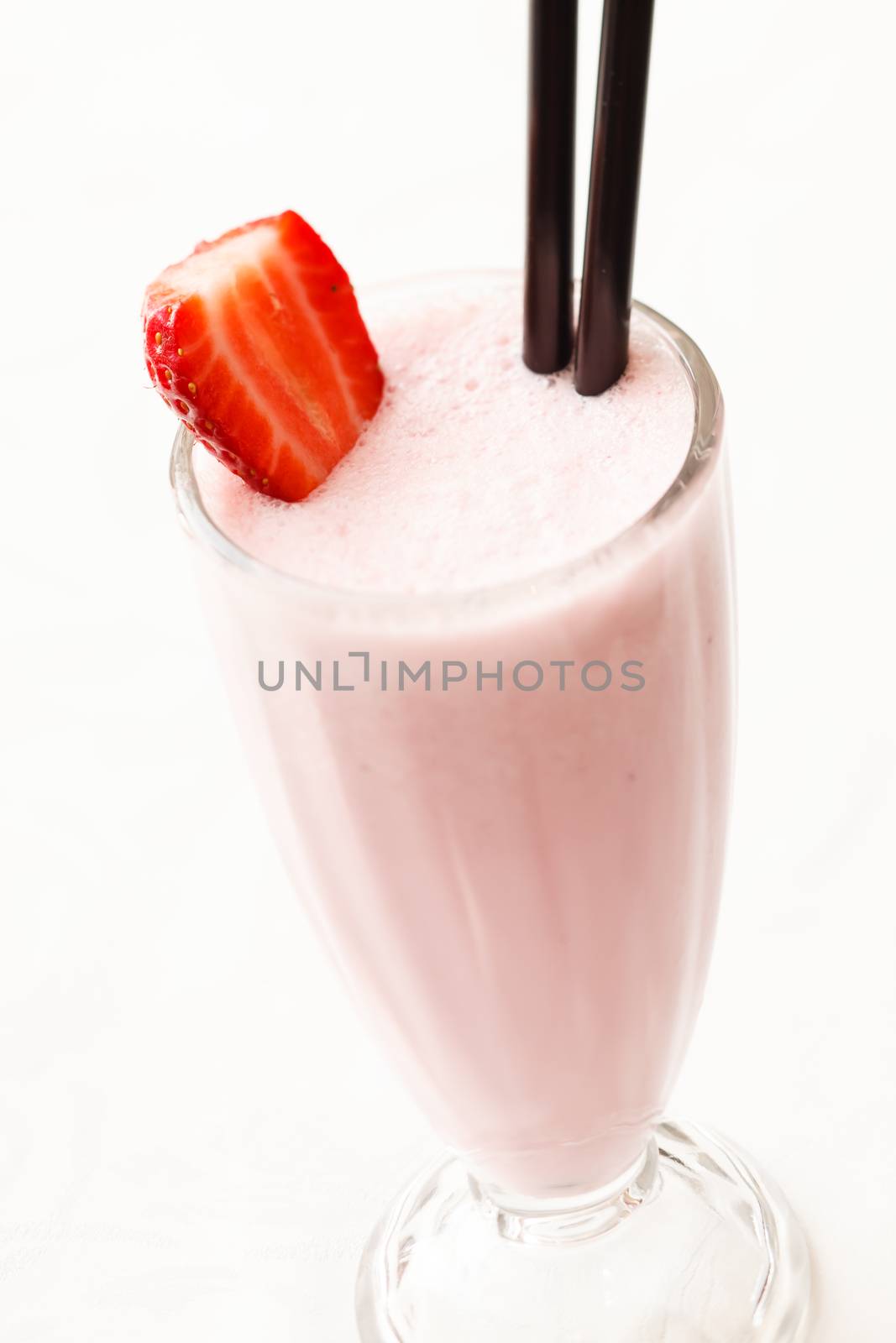 strawberry smoothie by shebeko