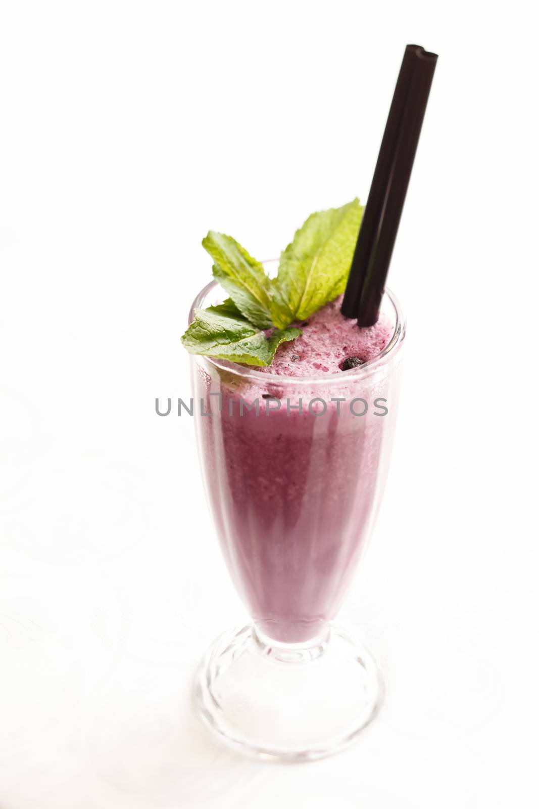 berry smoothie by shebeko