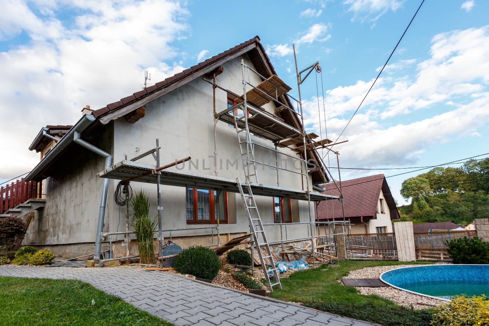 Construction or repair of the rural house, fixing facade, insulation and using color