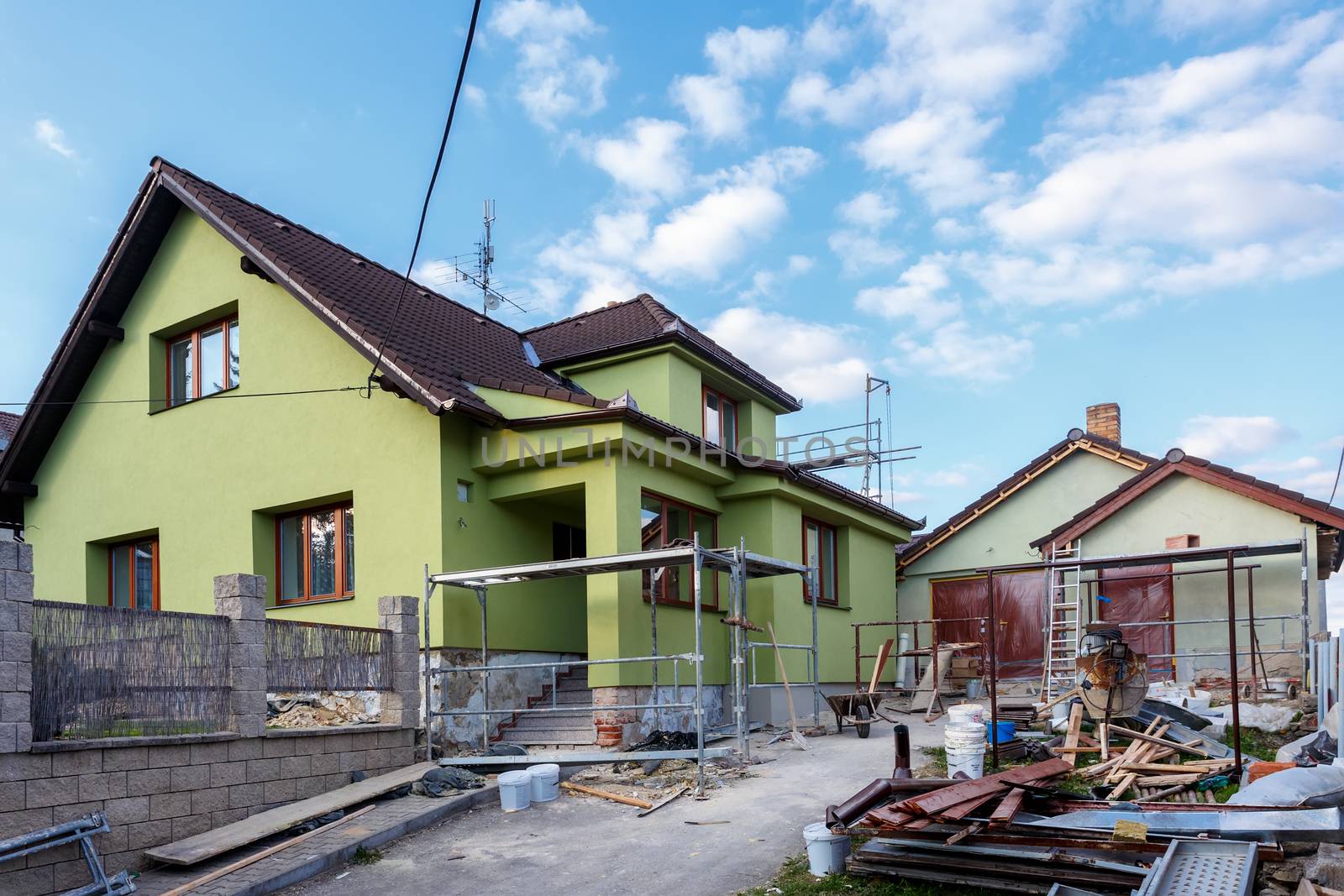 Construction or repair of the rural house, fixing facade, insulation and using color