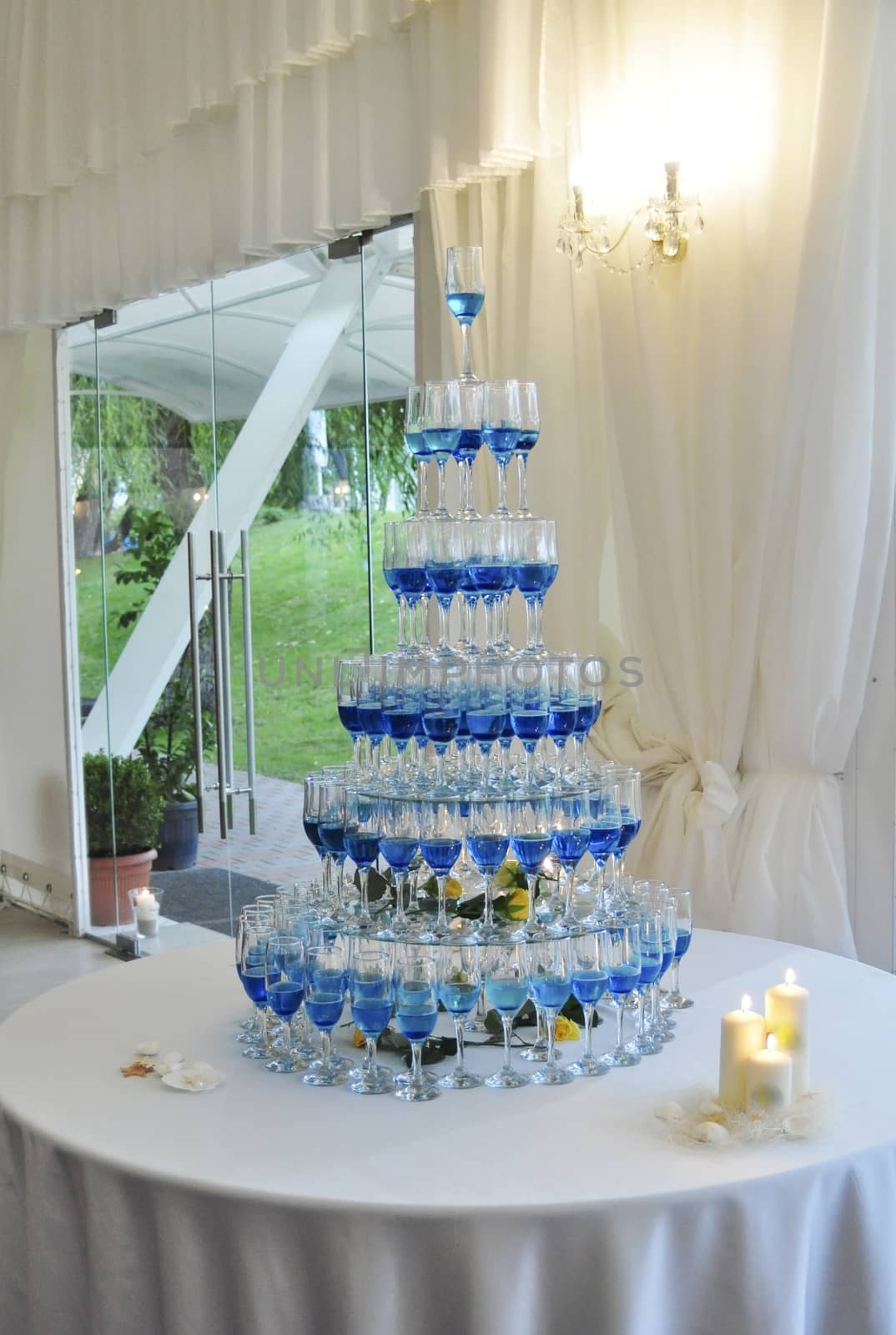 blue champagne glasses pyramid wedding table arrangement