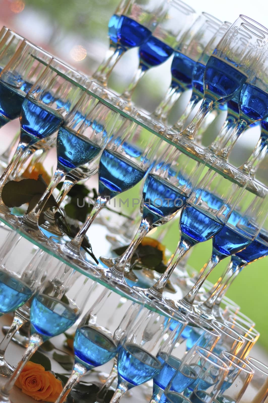 blue champagne glasses pyramid wedding table arrangement