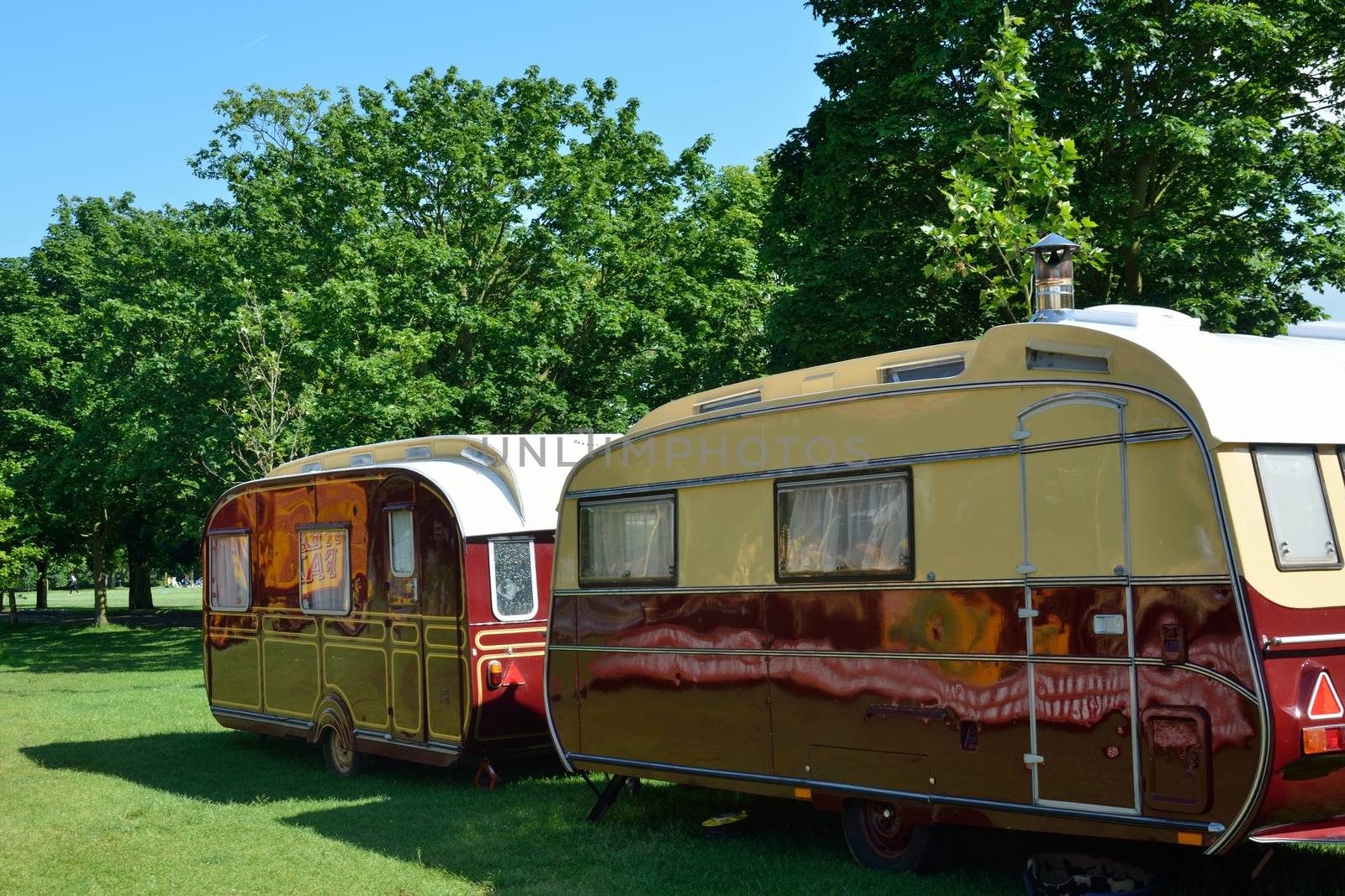 Two caravans in line by pauws99