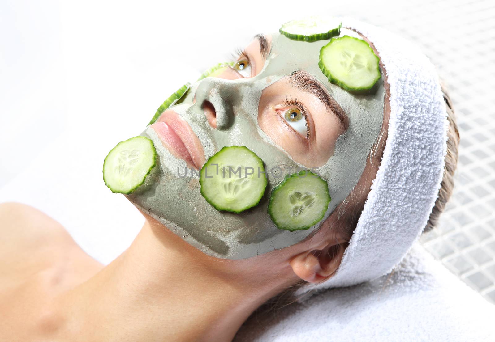 relaxes in the mask with green clay and cucumber