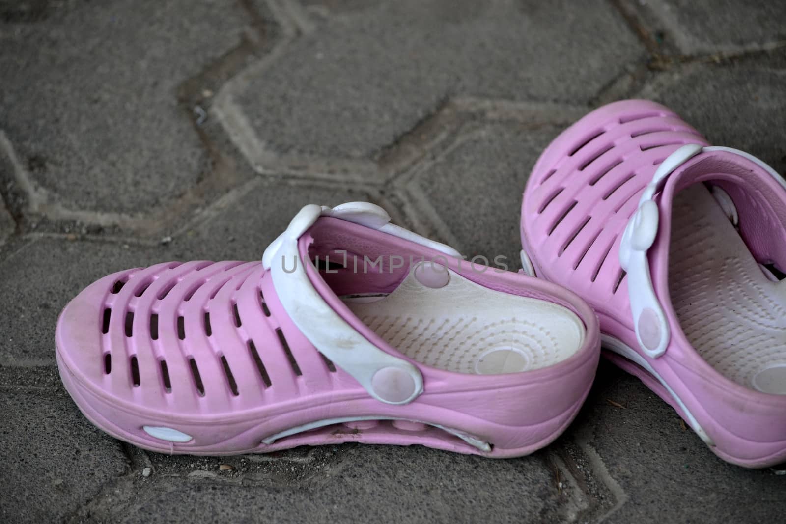 little pink rubber sandal for girl and children