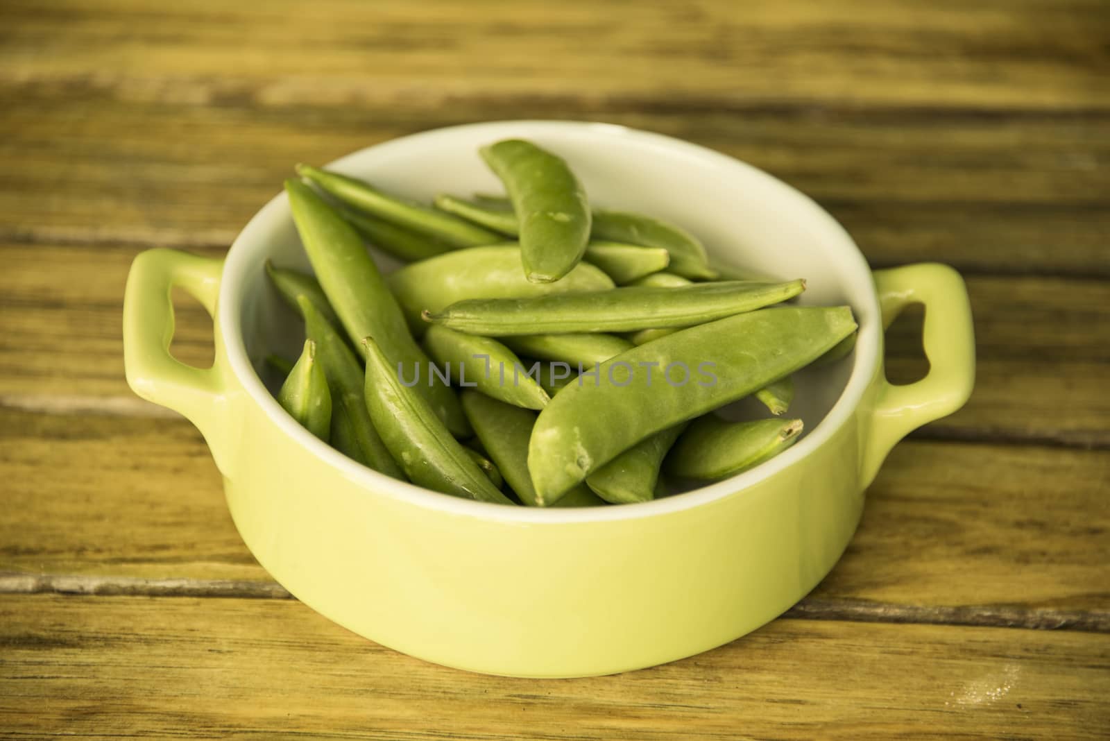 Pods with peas in a bowl