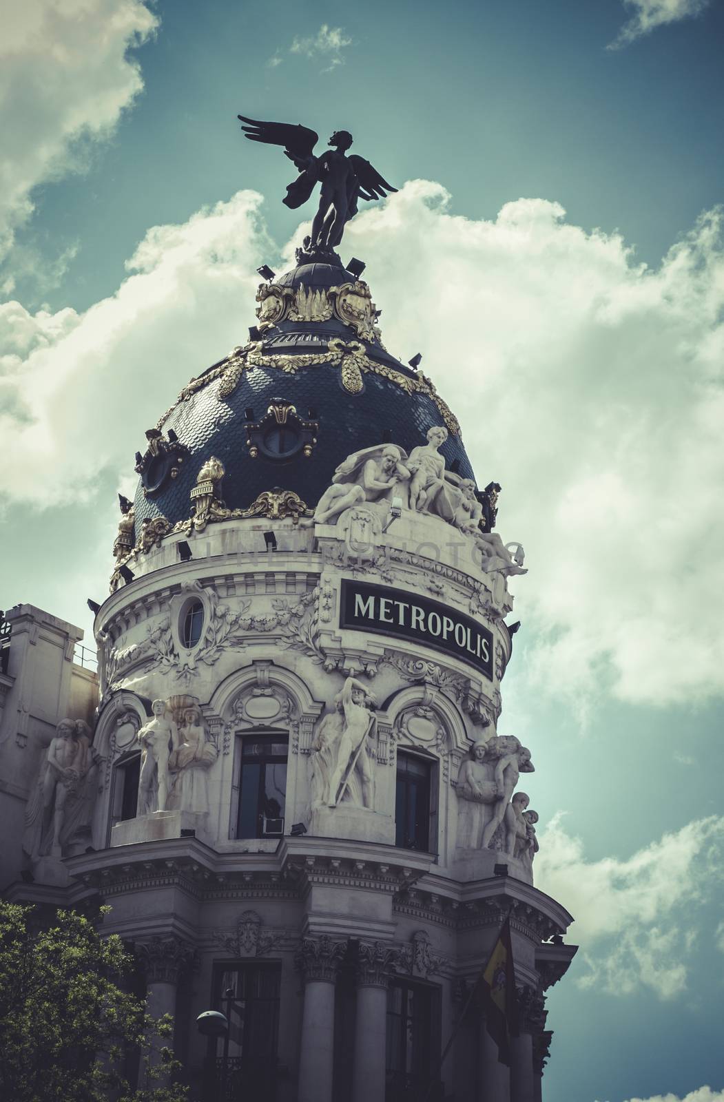 Metropolis, Image of the city of Madrid, its characteristic arch by FernandoCortes