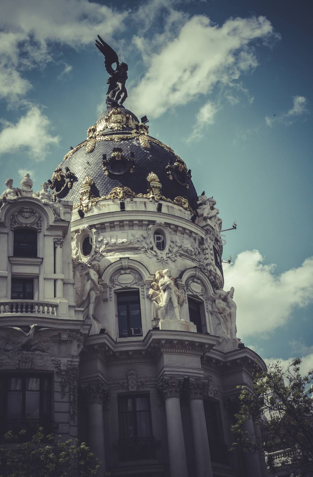 Metropolis, Image of the city of Madrid, its characteristic arch by FernandoCortes