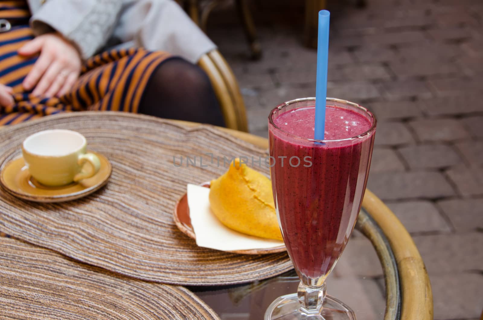 grated blueberries and banana cocktail glass by sauletas