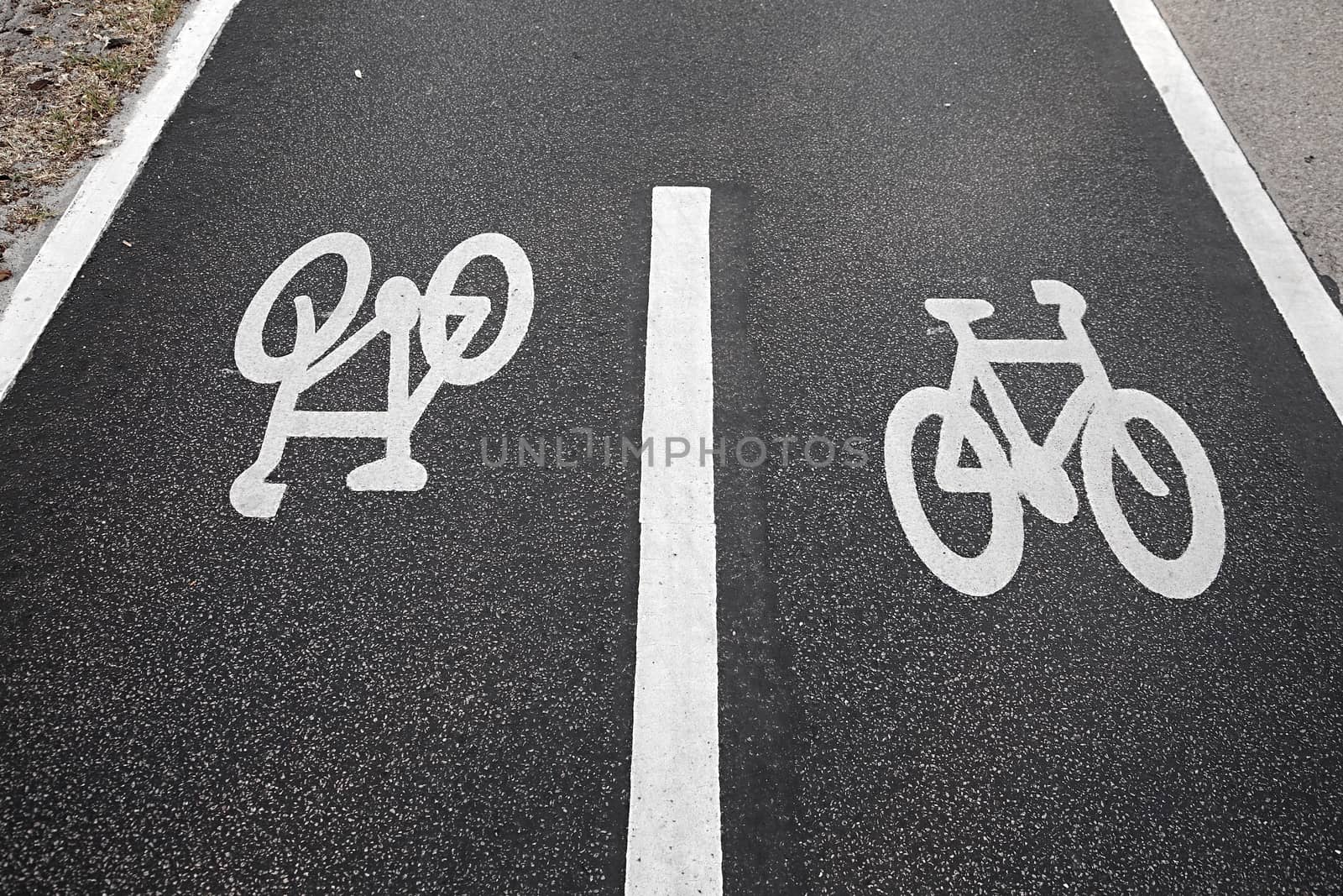 Bicycle lane by Gudella