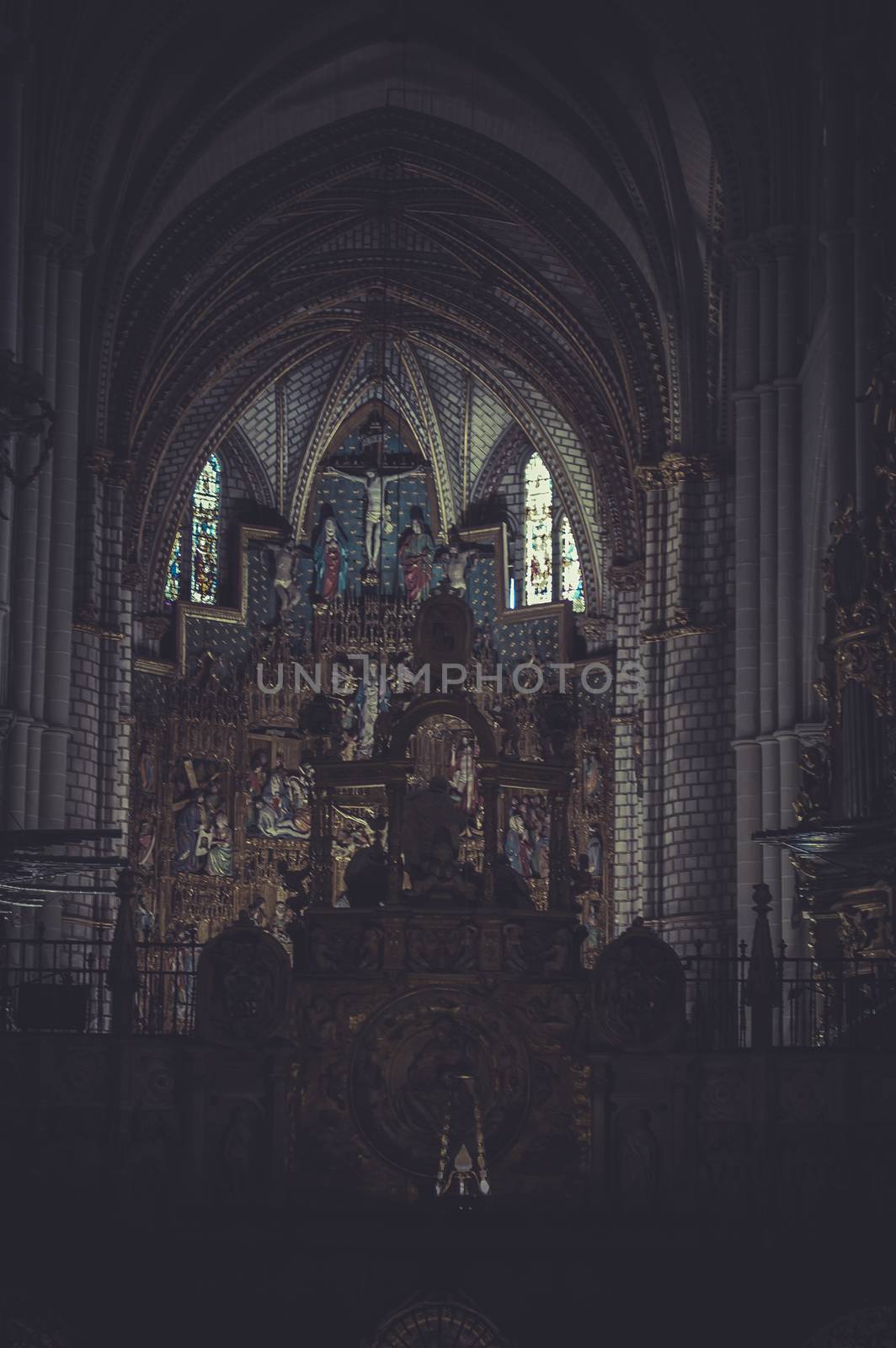 inside the cathedral of toledo with huge arches and carvings