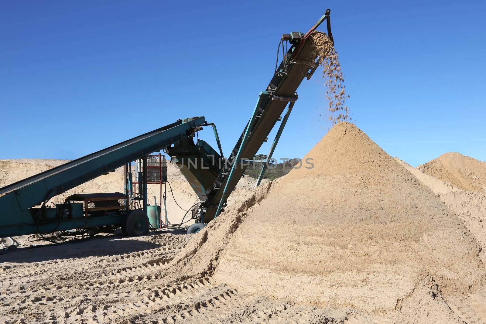 Conveyor belt dumping clean screened sand for building
