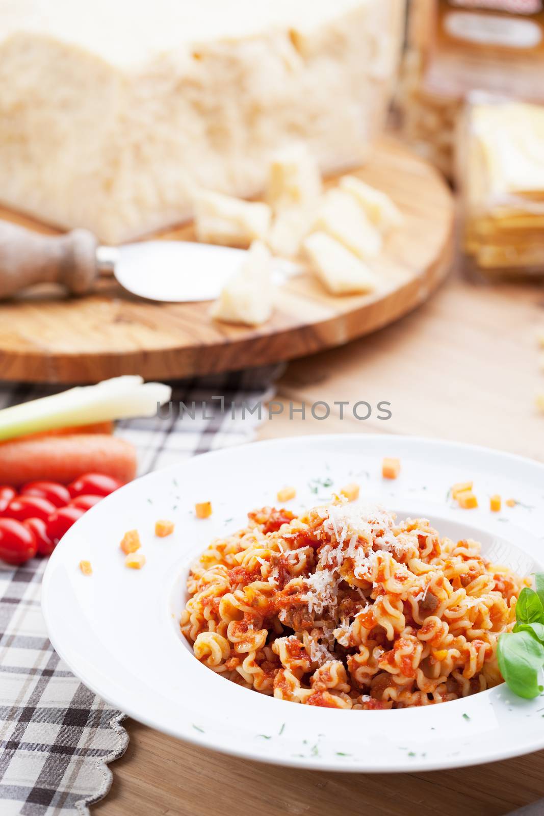 Pasta and tomato sauce by stokkete