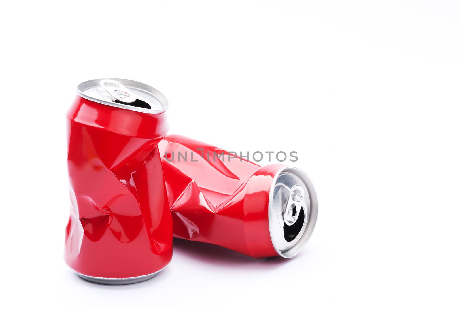 Red crushed cans by stokkete