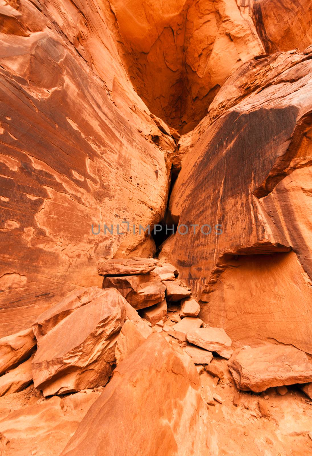 Monument Valley rock wall, side of a mountain by weltreisendertj