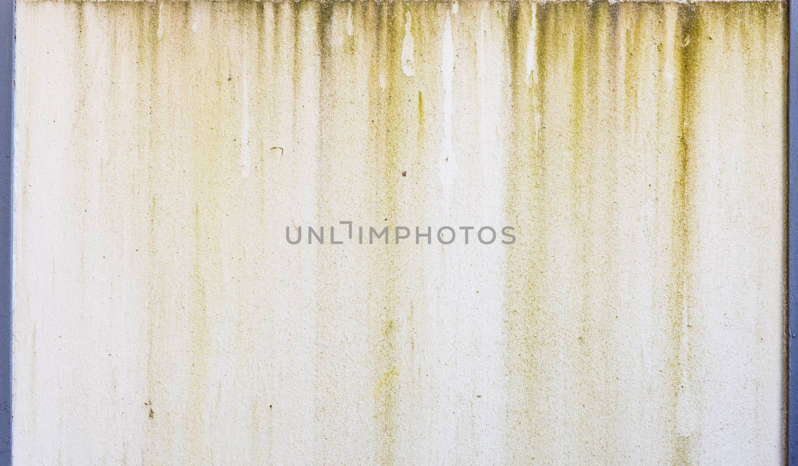 Dirty concrete wall by juhku