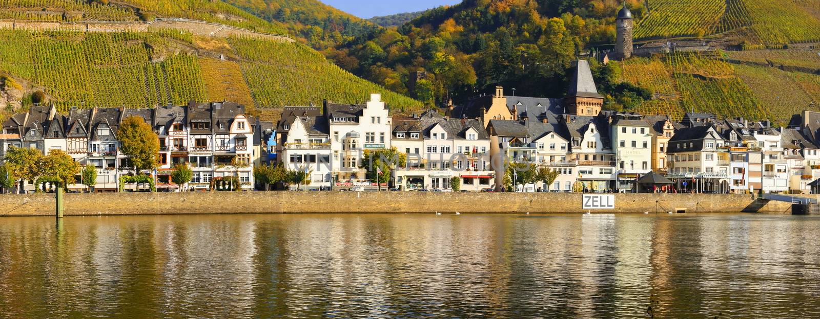 Stadt Zell an der Mosel im Herbst
