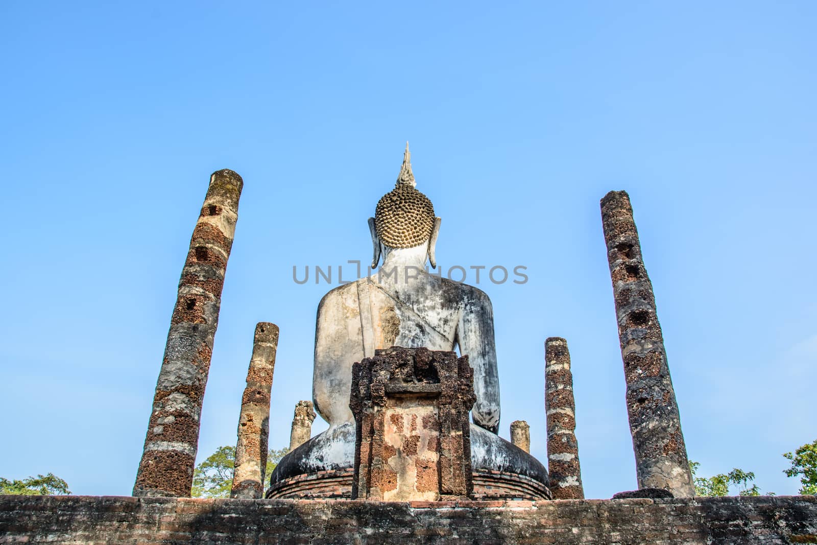 the picture of the back of the buddha is another view of photography