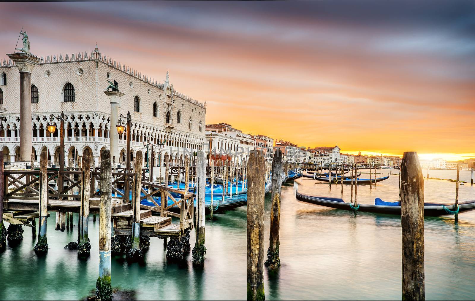 Gondolas in Venezia by ventdusud