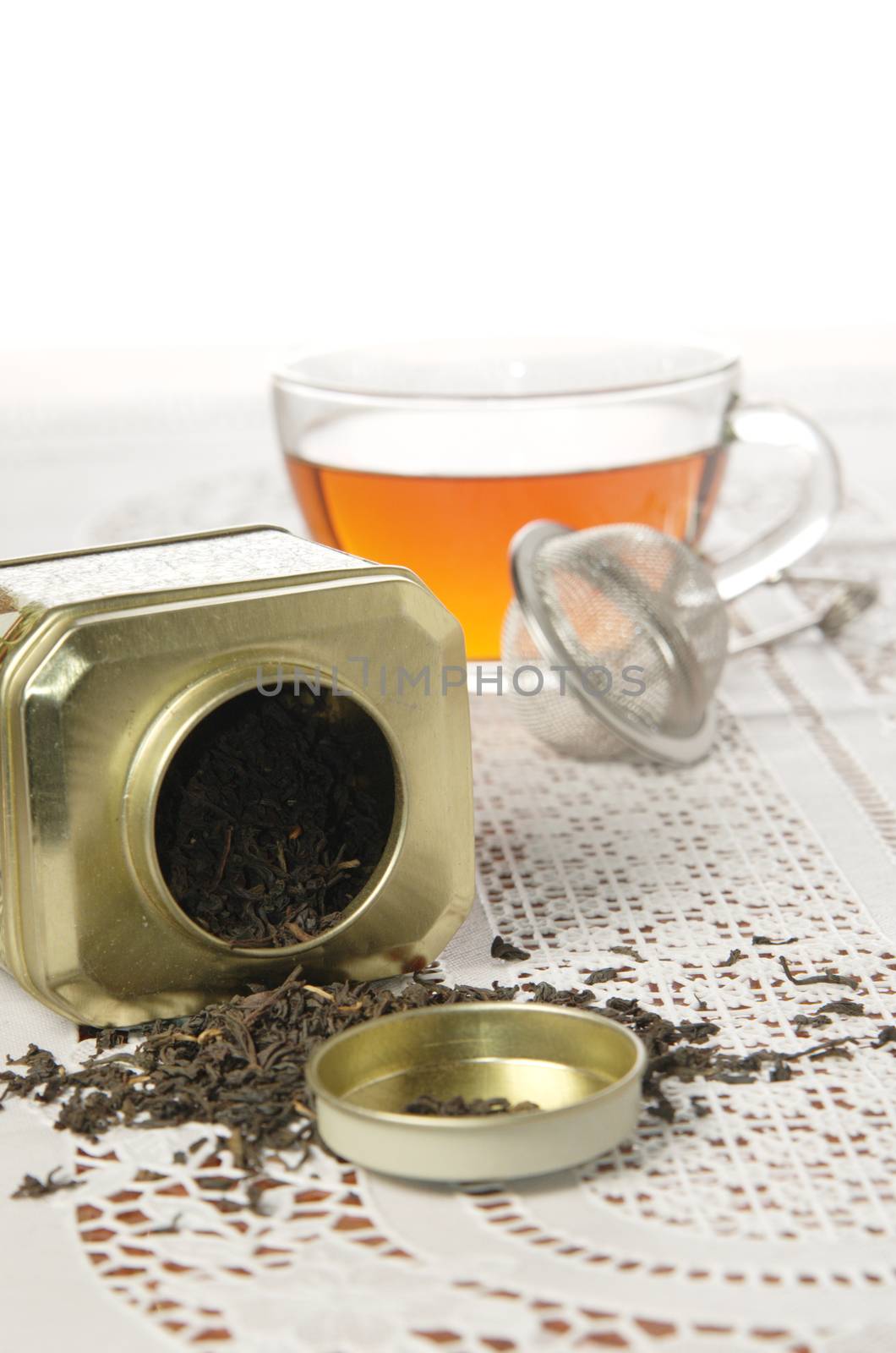 Organic black tea in metal can by Ravenestling