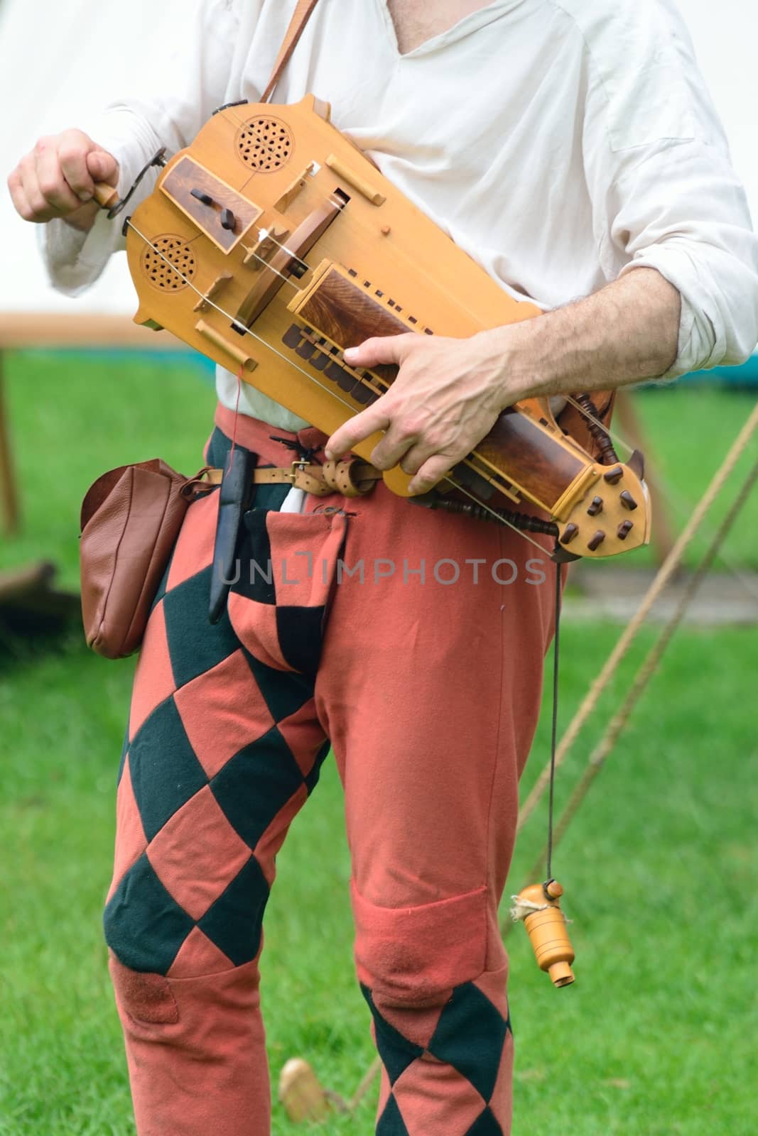 man holding hurdy gurdy by pauws99