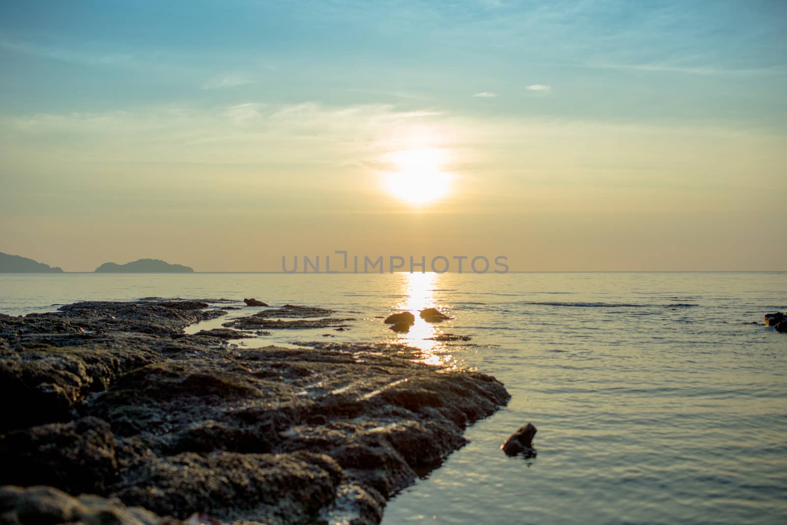 Blue sky and sun in the sea.