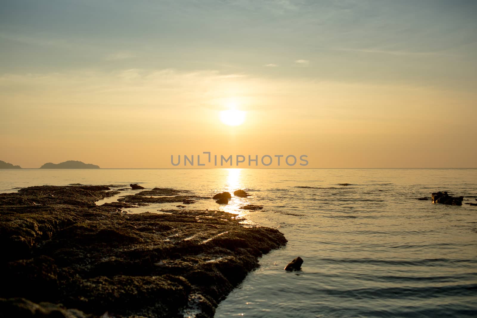 Blue sky and sun in the sea.